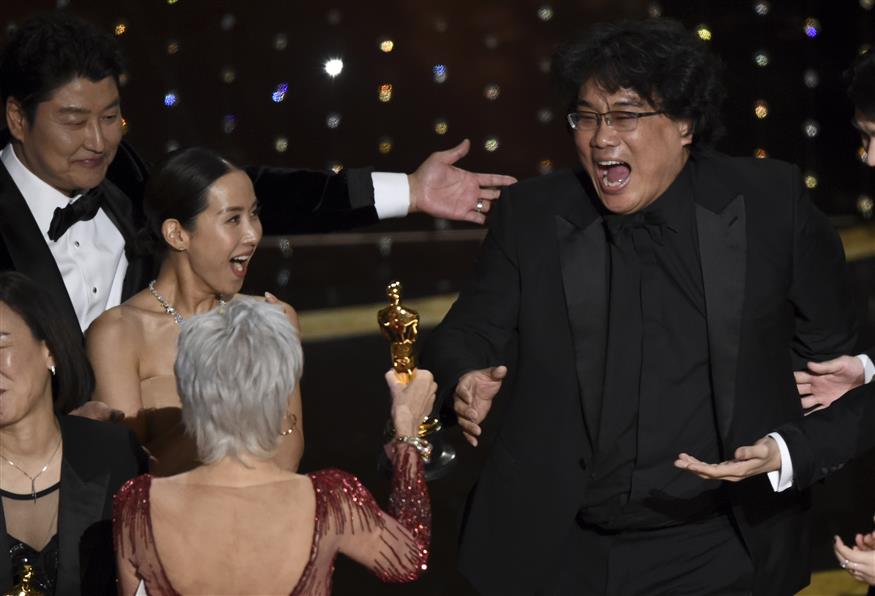 Ο Μπονγκ Τζουν-χο παραλαμβάνει το βραβείο του στα Όσκαρ 2020/(AP Photo/Chris Pizzello)