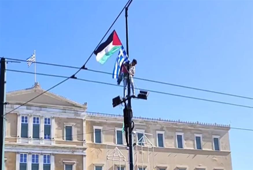 Προσήχθη νεαρός Παλαιστίνιος που ύψωσε την ελληνική και την παλαιστινιακή σημαία στο Σύνταγμα/Chris Avramidis/twitter