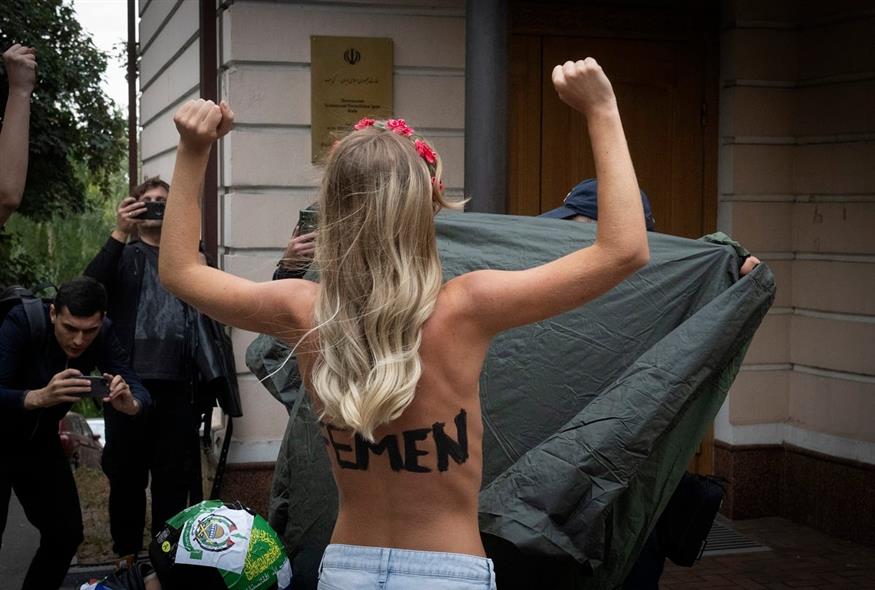 Γυμνόστηθη γυναίκα μέλος της οργάνωσης Femen (AP Photo/Efrem Lukatsky)