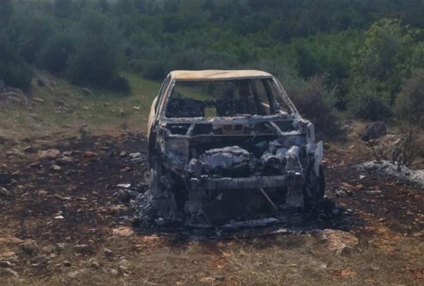 Το καμένο αμάξι που βρέθηκε η σορός (lamiareport.gr)