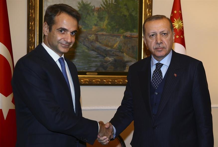 Θετικό αντίκτυπο στις οικονομικές σχέσεις των δύο χωρών αναμένεται να έχει η συνάντηση του Κυριάκου Μητσοτάκη με τον Ρετζέπ Ταγίπ Ερντογάν (φωτογραφία αρχείου / Associated Press)
