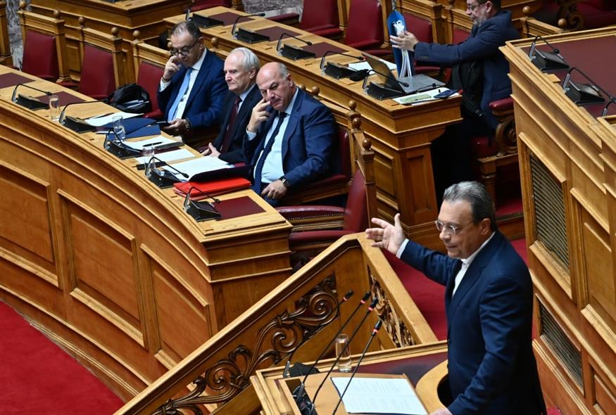 Σωκράτης Φάμελλος και Κώστας Τσιάρας σε συζήτηση στη Βουλή (ΙΝΤΙΜΕ/ΧΑΛΚΙΟΠΟΥΛΟΣ ΝΙΚΟΣ)