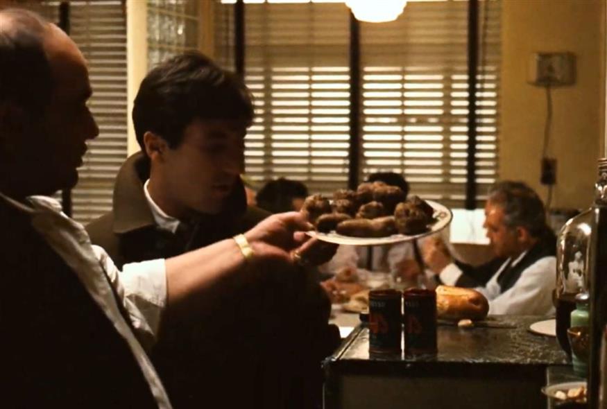 Ο Πίτερ Κλεμένζα αποκαλύπτει στον Μάικλ Κορλεόνε τη συνταγή της κόκκινης σάλτσας για τα κεφτεδάκια