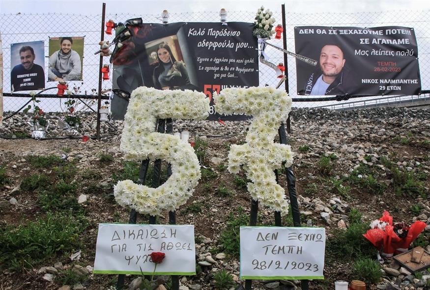 Λουλούδια, φωτογραφίες και μηνύματα στο σημείο της τραγωδία (EUROKINISSI)