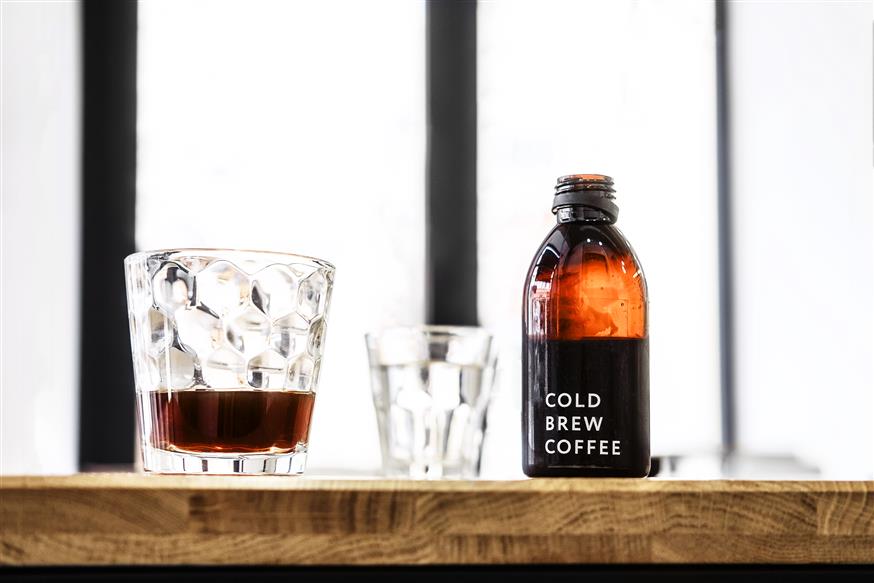 To cold brew είναι μια μέθοδος παρασκευής καφέ φίλτρου με κρύο νερό / Ideal image
