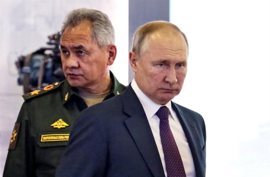 Ο Ρώσος πρόεδρος με τον υπουργό Άμυνάς του / Evgeniy Paulin, Sputnik, Kremlin Pool Photo via AP
