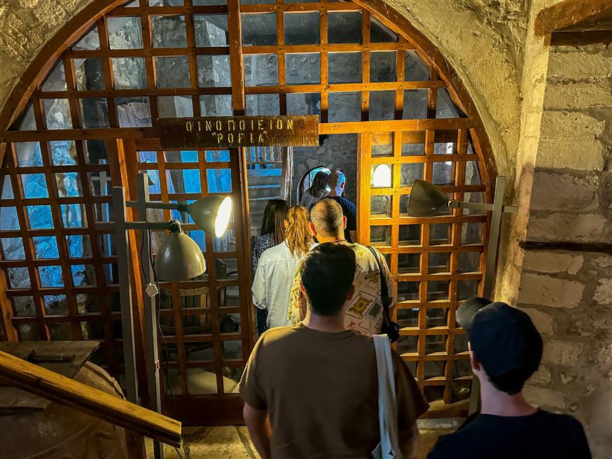 Ιστορία και ατμόσφαιρα καθιστούν το παλιό οινοποείο της Χρυσορρογιάτισσας πόλο έλξης επισκεπτών