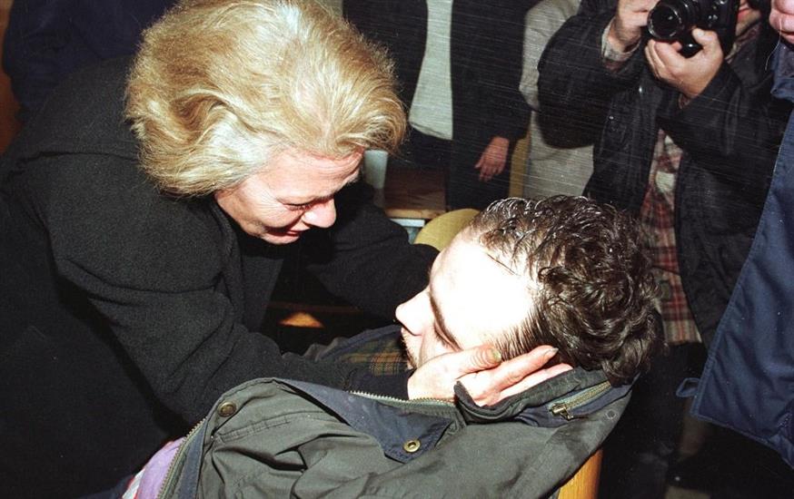 Ο Αντώνης Δαγκλής με τη μητέρα του στη διάρκεια της δίκης. /copyright Eurokinissi