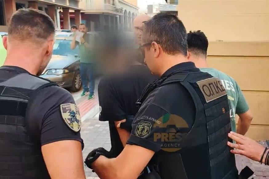 Πλήθος έξω από τα δικαστήρια προπηλακίζει τους δύο συλληφθέντες για εμπρησμό στα Συχαινά Πάτρας (οrangepress.gr)