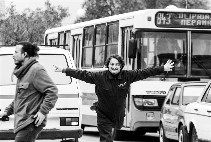 Βασίλης Χαραλαμπόπουλος «Μου αρέσει η ιδέα ότι μπορώ να κάνω έναν θεατή να χαμογελάσει. Είναι κάτι βαθιά όμορφο να μπορείς να προσφέρεις αυτό το συναίσθημα» λέει η ο Βασίλης Χαραλαμπόπουλος στο ethnos.gr