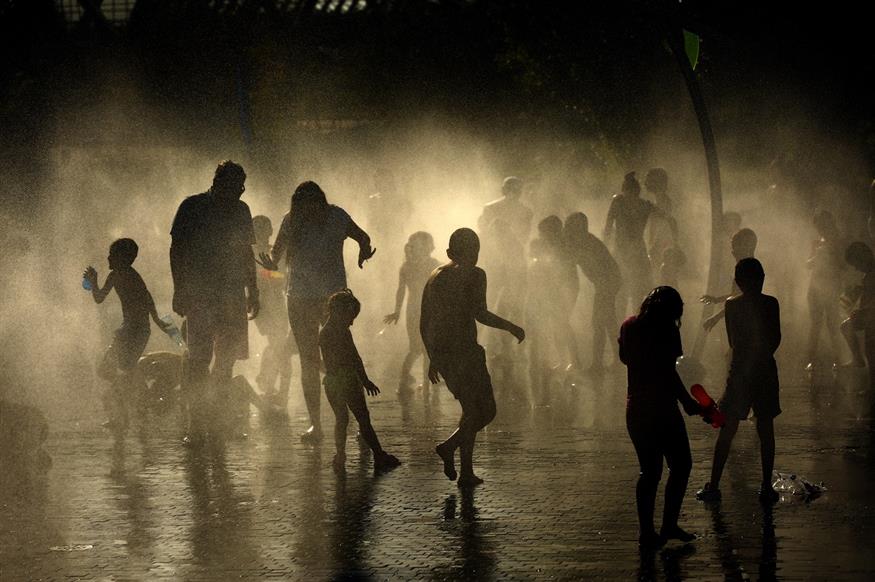 Πολίτες προσπαθούν να δροσιστούν σε πάρκο της Μαδρίτης, ενώ ο καύσωνας έχει δημιουργήσει εικόνα... «κόλασης» (AP Photo/Manu Fernandez)