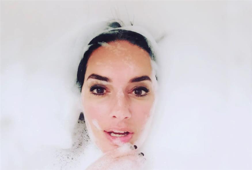 Η Νόνη Δούνια στη μπανιέρα της / Instagram