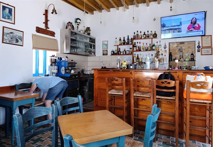 Ο Μαρίνος ψάχνει την πρόοδο κάτω από τις καρέκλες...