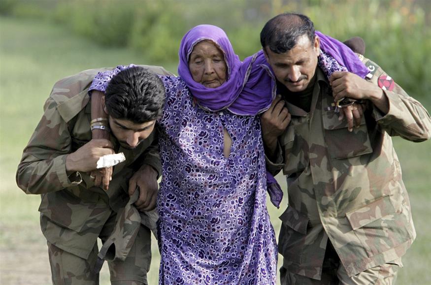 Τούρκοι στρατιώτες βοηθούν μια γριούλα στη Συρία… αλλά είναι Πακιστανοί από το 2010 (AP Photo)