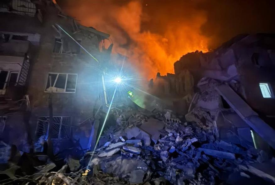 Σφοδρή ρωσική επίθεση με νεκρούς και τραυματίες στο Κίεβο (Χ)