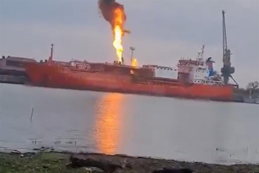 Το τουρκικής ιδιοκτησίας πλοίο ORINDA πήρε φωτιά μετά από ρωσική επίθεση (Χ)