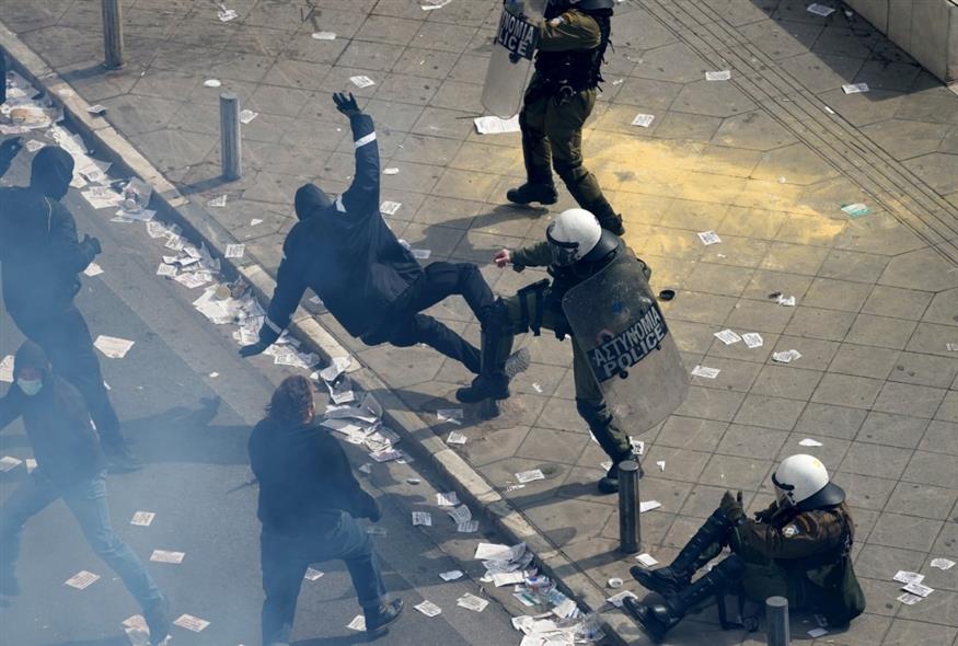 Αστυνομική βία στα συλλαλητήρια για τα Τέμπη (AP Photo/Thanassis Stavrakis)