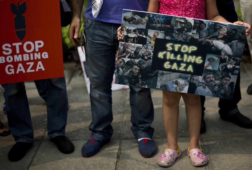 Ένα παιδί διαμαρτύρεται για την αιματοχυσία στη Γάζα (AP Photo/Andy Wong)