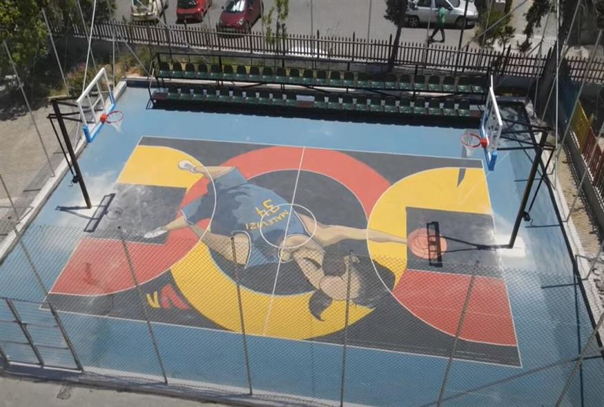 Γκράφιτι στο νέο γήπεδο μπάσκετ στην πλατεία Κατσαμάνη στο Γάζι / Δήμος Μαλεβιζίου / Youtube