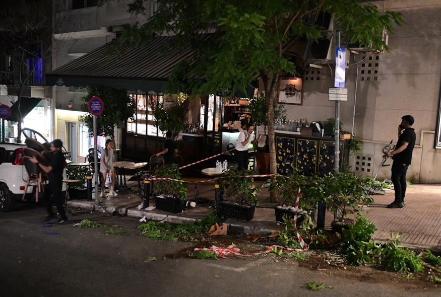 Αυτοκίνητο έπεσε πάνω σε εστιατόριο στο Κολωνάκι (ΤΑΤΙΑΝΑ ΜΠΟΛΑΡΗ/EUROKINISSI)