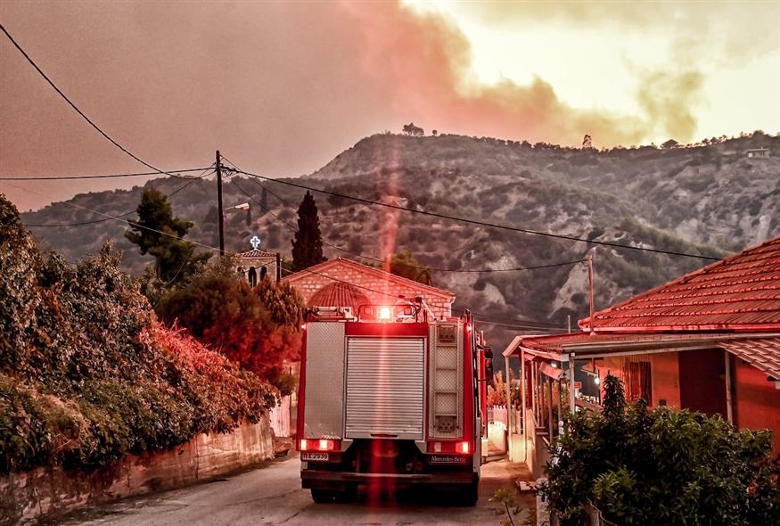 Φωτιά στο Ξυλόκαστρο  (ΒΑΣΙΛΗΣ ΨΩΜΑΣ / EUROKINISSI)