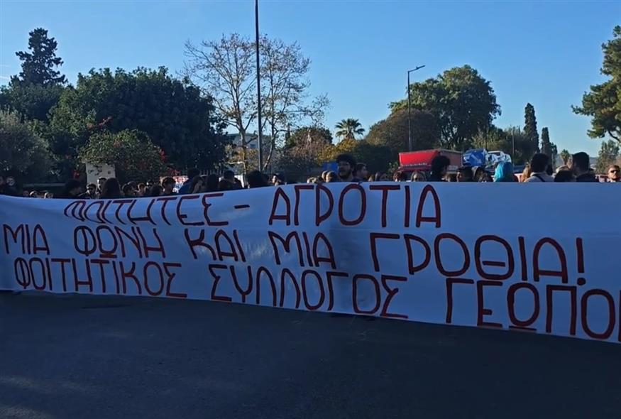 Φοιτητές του Γεωπονικού έκλεισαν την Ιερά Οδό σε ένδειξη αλληλεγγύης στους αγρότες (Orange Press)