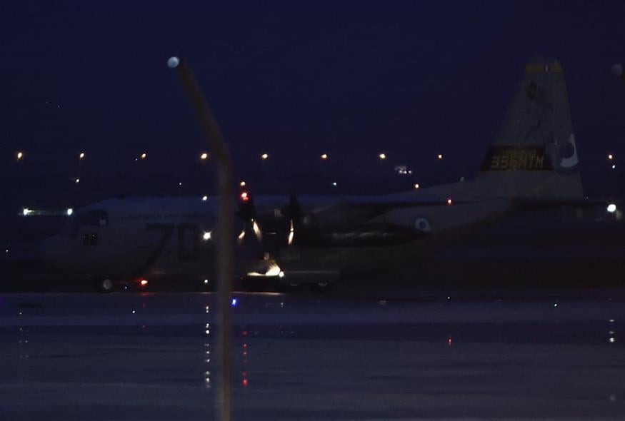 Έφτασε στη Θεσσαλονίκη το C-130 με τις σορούς των επτά «αετόπουλων» (EUROKINISSI)