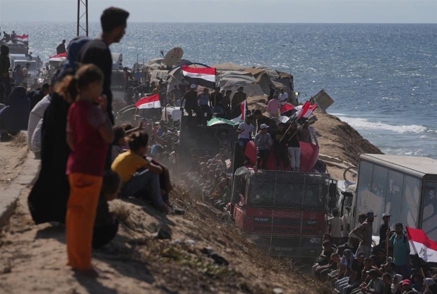 Εκτοπισμένοι Παλαιστίνιοι επιστρέφουν στη Γάζα (Associated Press)