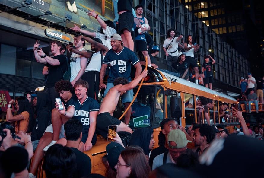 Νέα Υόρκη, πανηγυρισμοί φιλάθλων των Knicks (AP Photo/Andres Kudacki) Νέα Υόρκη, πανηγυρισμοί φιλάθλων των Knicks (AP Photo/Andres Kudacki)