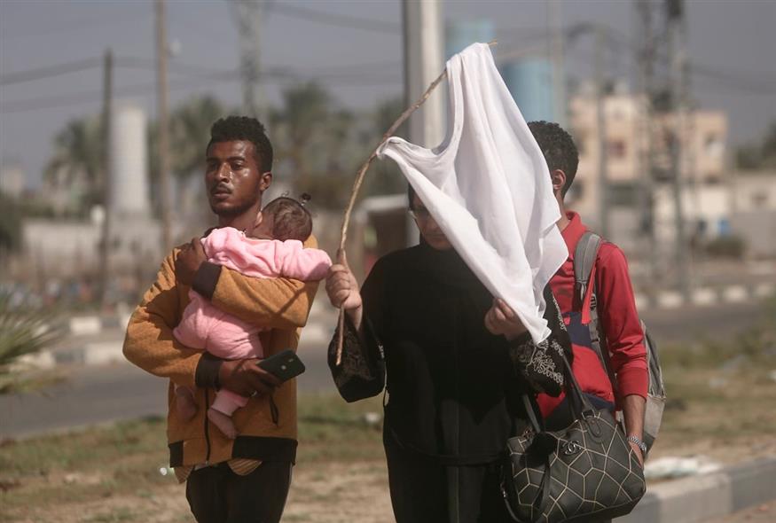 Οικογένεια με μωρό στη Γάζα (AP Photo/Mohammed Dahman)