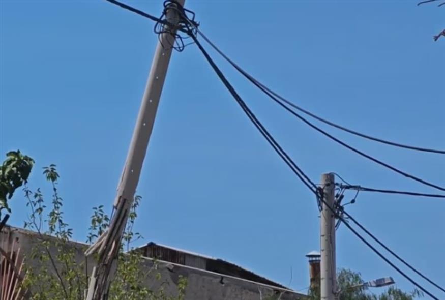 Έσπασε κολώνα του ηλεκτρικού από τον αέρα στον Υμηττό/Orange Press Agency