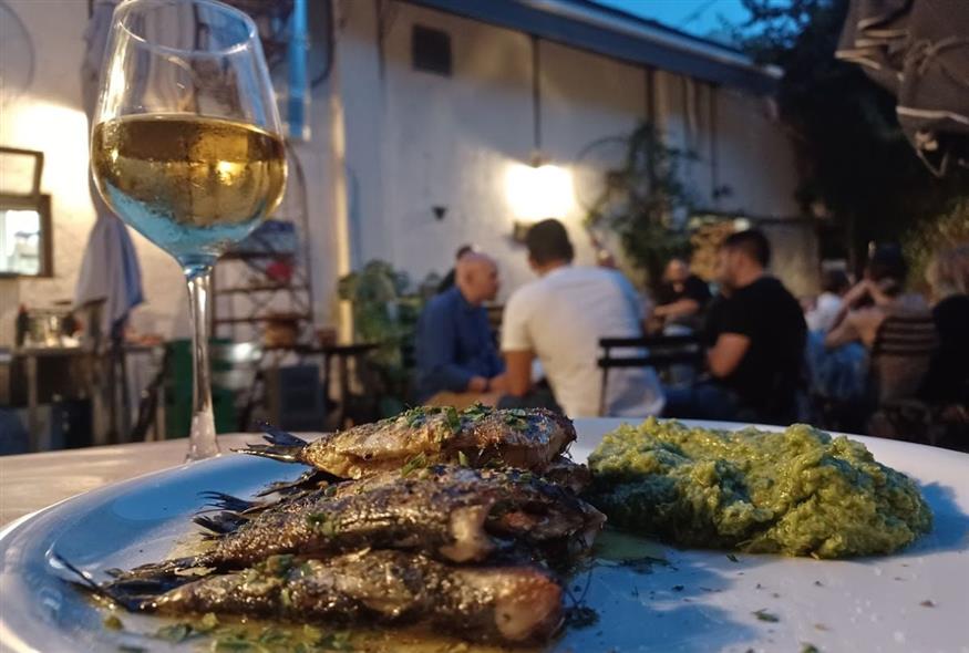 Σαρδελίτσες με συριανή μαϊντανοσαλάτα στο Συντρίμμι | © Χριστίνα Τσαμουρά Σαρδελίτσες με συριανή μαϊντανοσαλάτα στο Συντρίμμι | © Χριστίνα Τσαμουρά