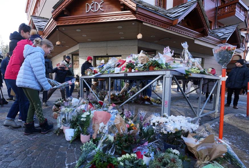 Λουλούδια για τα θύματα της τραγωδίας στο Κραν Μοντανά (AP Photo/ Antonio Calanni)