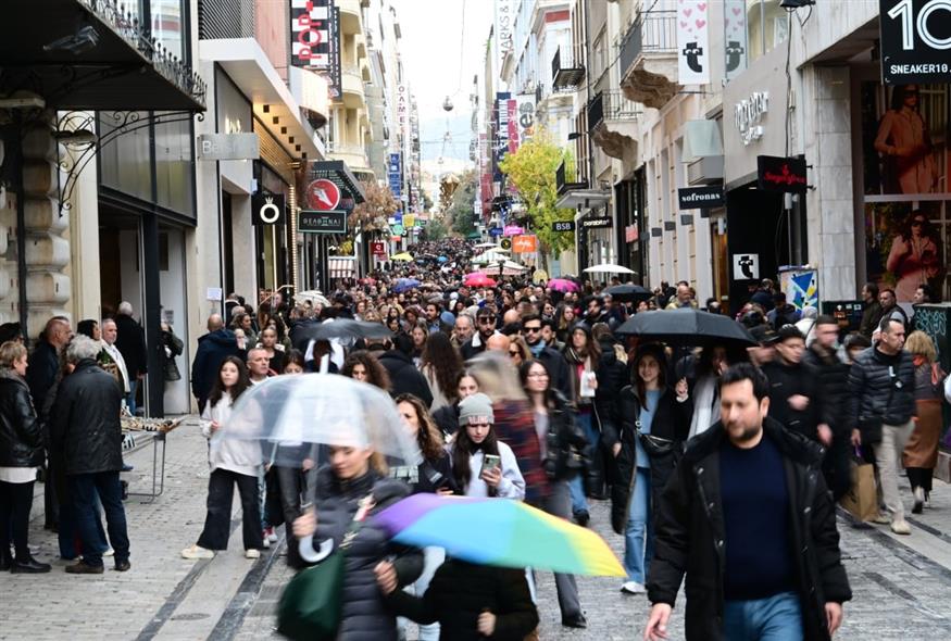 Κόσμος στο κέντρο της Αθήνας  (ΤΑΤΙΑΝΑ ΜΠΟΛΑΡΗ / EUROKINISSI)