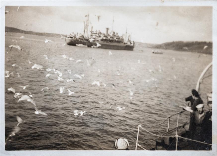 Αδημοσίευτη φωτογραφία μέσα από την κορβέτα «Κριεζής» κατά την απόβαση στη Νορμανδία (Αρχείο οικογένειας Νικολάου Μονοκρούσου) Αδημοσίευτη φωτογραφία μέσα από την κορβέτα «Κριεζής» κατά την απόβαση στη Νορμανδία (Αρχείο οικογένειας Νικολάου Μονοκρούσου)