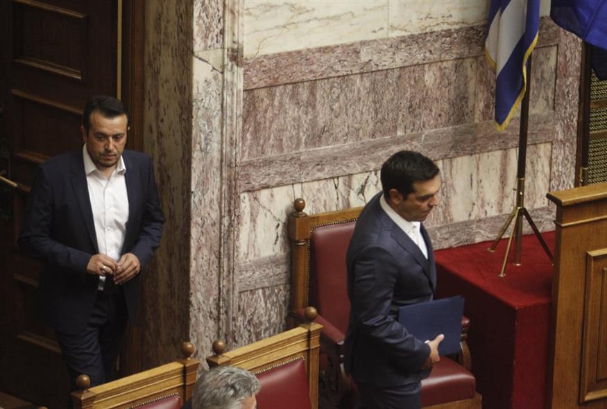 Αλέξης Τσίπρας και Νίκος Παππάς (EUROKINISSI/ΓΙΩΡΓΟΣ ΚΟΝΤΑΡΙΝΗΣ)