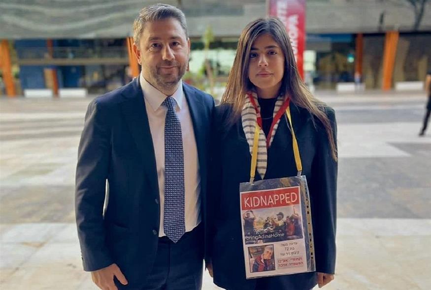 Με την εγγονή ομήρου της Χαμάς συναντήθηκε ο Νίκος Ανδορυλάκης στη Βαρκελώνη (Facebook)