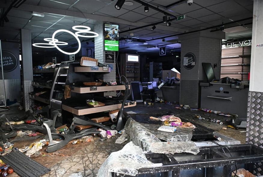 Λεηλασίες στη Γαλλία που φλέγεται (Associated press) Λεηλασίες στη Γαλλία που φλέγεται (Associated press)