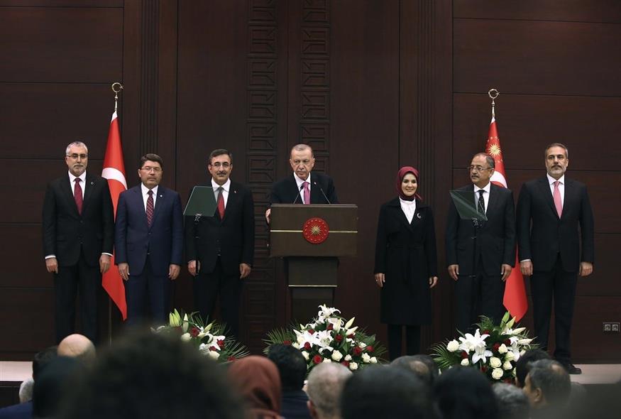 Ο Ρετζέπ Ταγίπ Ερντογάν με μέλη της κυβέρνησής του (Associated Press)