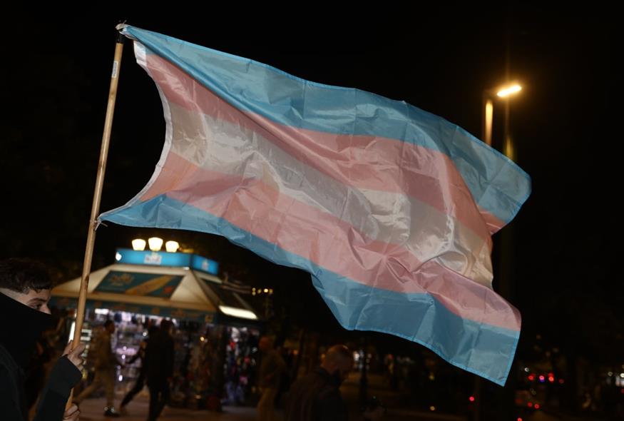 Στιγμιότυπο από την Πορεία Τρανς Μνήμης, με τη σημαία που αντιπροσωπεύει την τρανς κοινότητα (ΖΑΧΟΣ ΓΙΩΡΓΟΣ/INTIME NEWS)