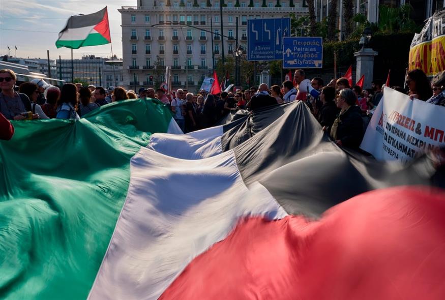 Συγκέντρωση διαμαρτυρίας έξω από το ΥΠΕΞ στην Αθήνα για την αναχαίτιση πλοίων με ανθρωπιστική βοήθεια για τη Γάζα από τις ισραηλινές δυνάμεις κοντά στα ελληνικά ύδατα (AP)