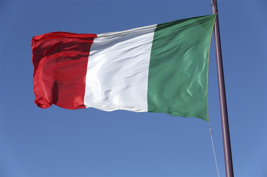 Η ιταλική σημαία συνεχίζει να κυματίζει - η χώρα συνεχίζει να δέχεται κλυδωνισμούς (AP Photo/Luca Bruno)