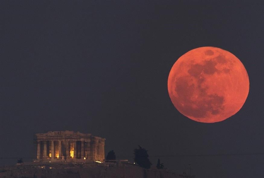 «Ματωμένο» φεγγάρι πάνω από τον Παρθενώνα (φωτογραφία αρχείου / Associated Press)