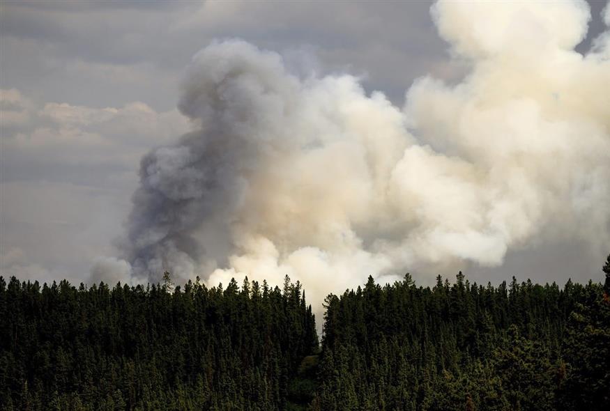 Εκατοντάδες δασικές πυρκαγιές μαίνονται στον Καναδά (Associated Press)