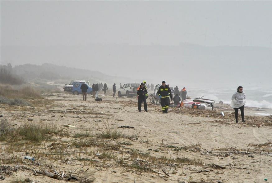 Διασώστες φτάνουν στην παραλία κοντά στο Cutro, της νότιας Ιταλίας (Associated Press)
