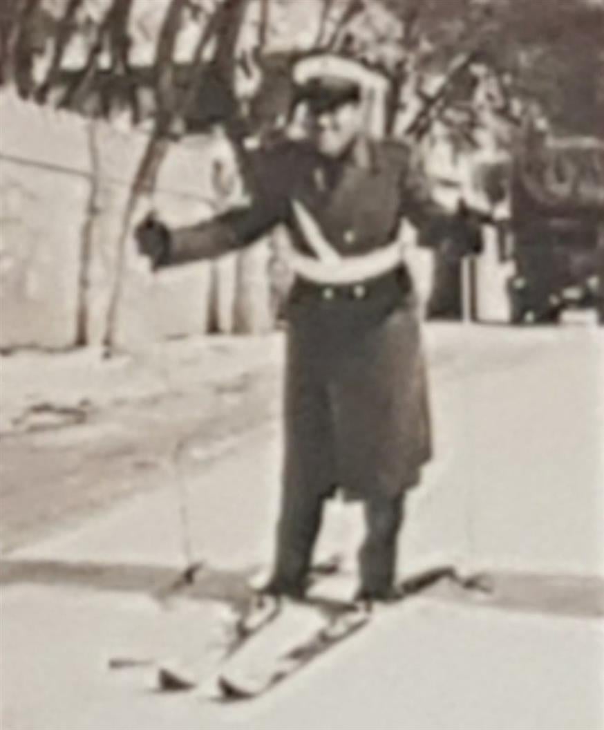 Ο κ. Χαράλαμπος Κανέλλης - Τροχονόμος πριν από μισό αιώνα Ο κ. Χαράλαμπος Κανέλλης - Τροχονόμος πριν από μισό αιώνα