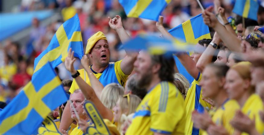 Με κόσμο στις εξέδρες σχεδιάζουν να αρχίσουν οι Σουηδοί τα εθνικά πρωταθλήματα (AP)