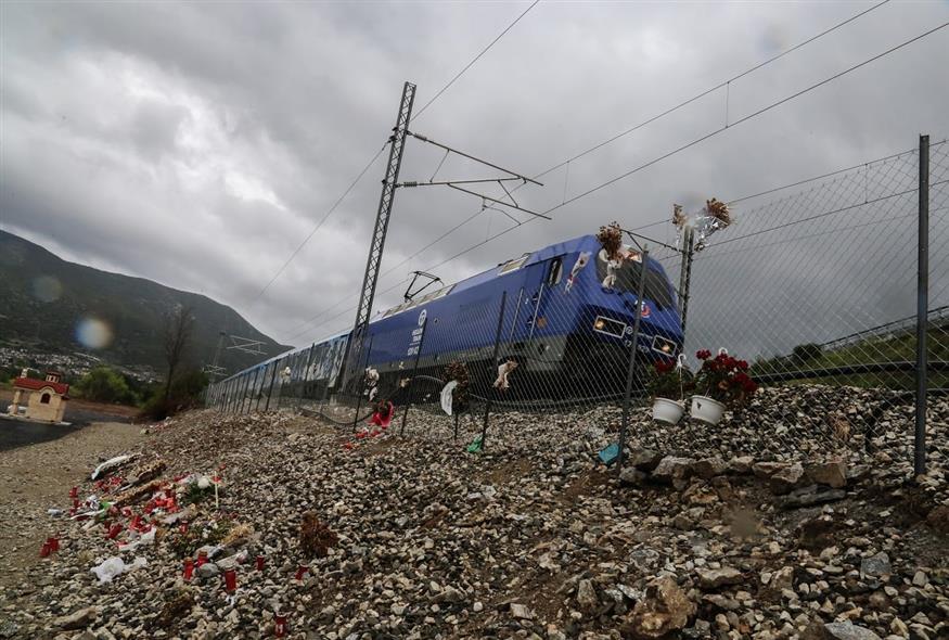Τρένο περνάει από το σημείο του δυστυχήματος των Τεμπών (Eurokinissi)