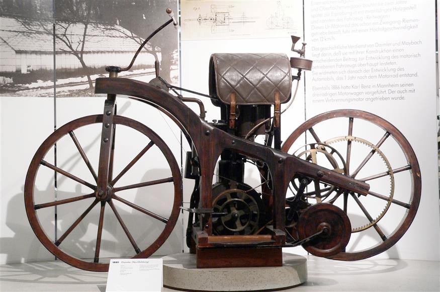 Το «ράιτβαγκεν», πρώτη δίτροχη κατασκευή του Ντάιμλερ με μηχανή εσωτερικής καύσης / copyright: wikipedia