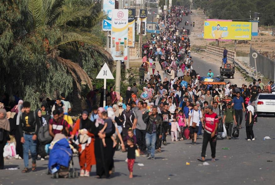 Παλαιστίνιοι κατευθύνονται προς τη Νότια Γάζα
